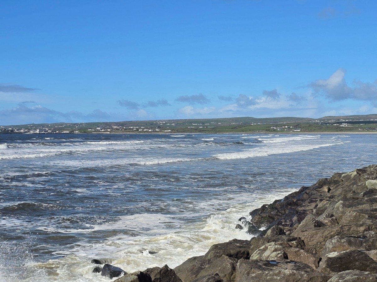​​3 to 4ft with a moderate onshore wind, 14kts W